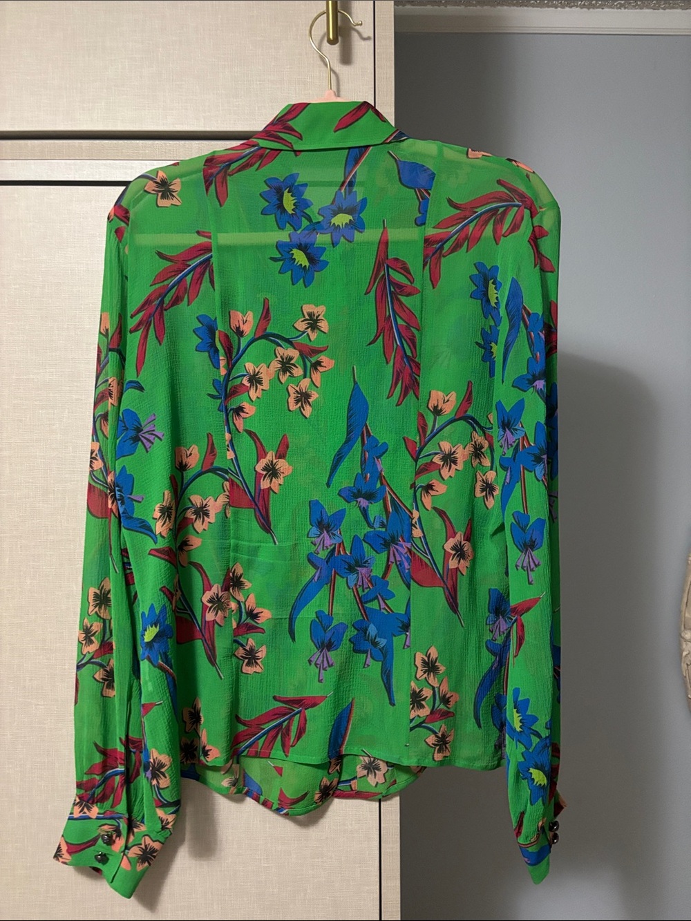 Etro Milano 100%silk Green Floral blouse with Blue and Coral Accents - Picture 6 of 7
